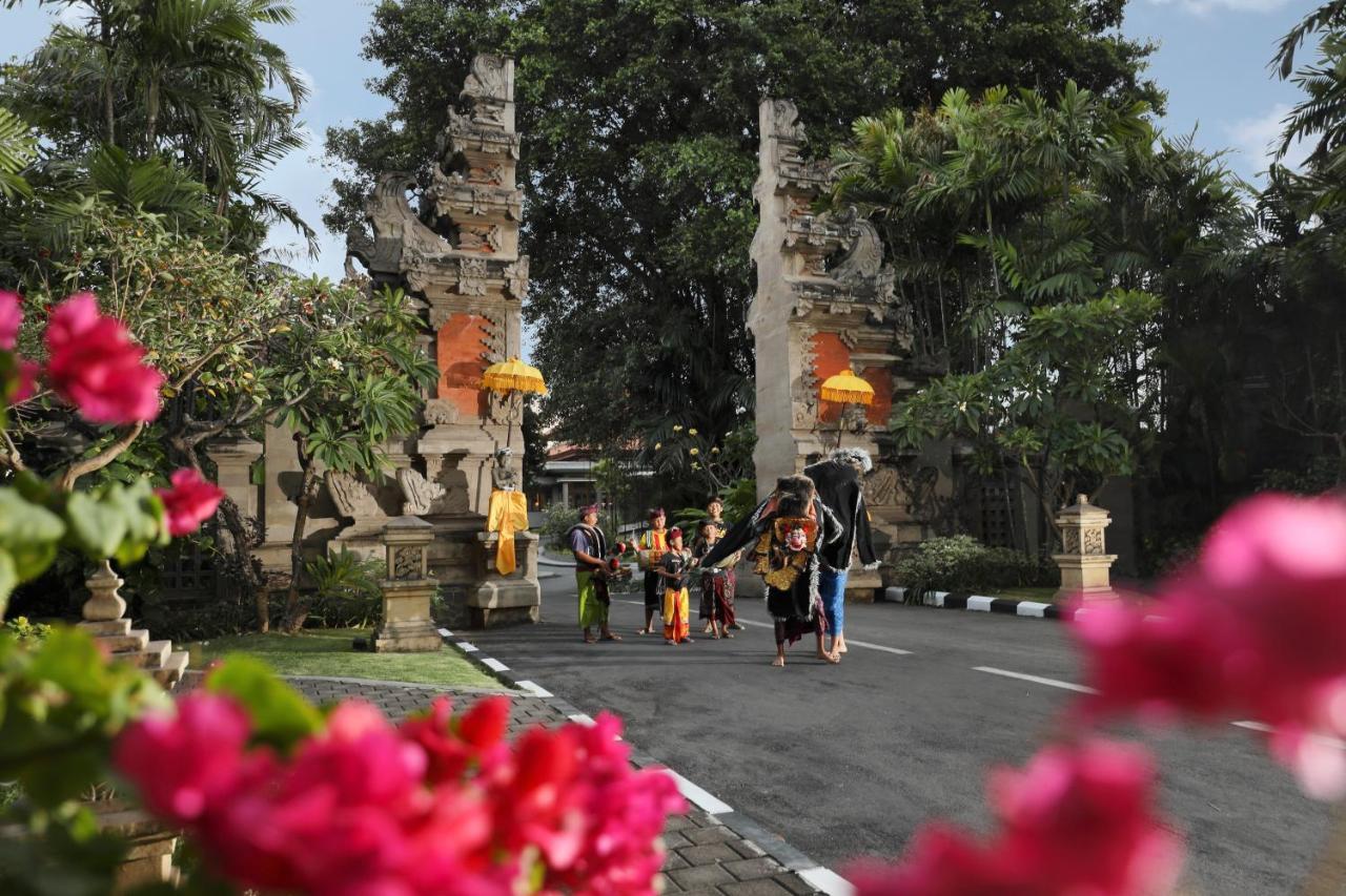 Bali Dynasty Resort กูตา ภายนอก รูปภาพ The gate of Pura Lingsar