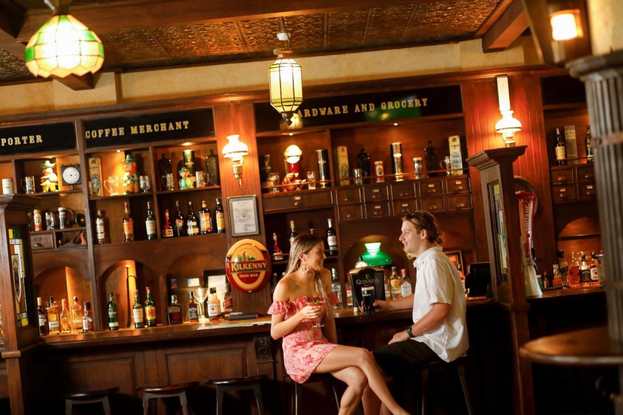 Bali Dynasty Resort กูตา ภายนอก รูปภาพ The bar at the Old Vic
