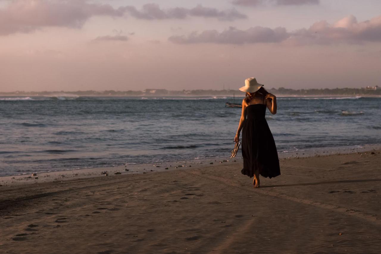 Bali Dynasty Resort กูตา ภายนอก รูปภาพ Sunset at the beach