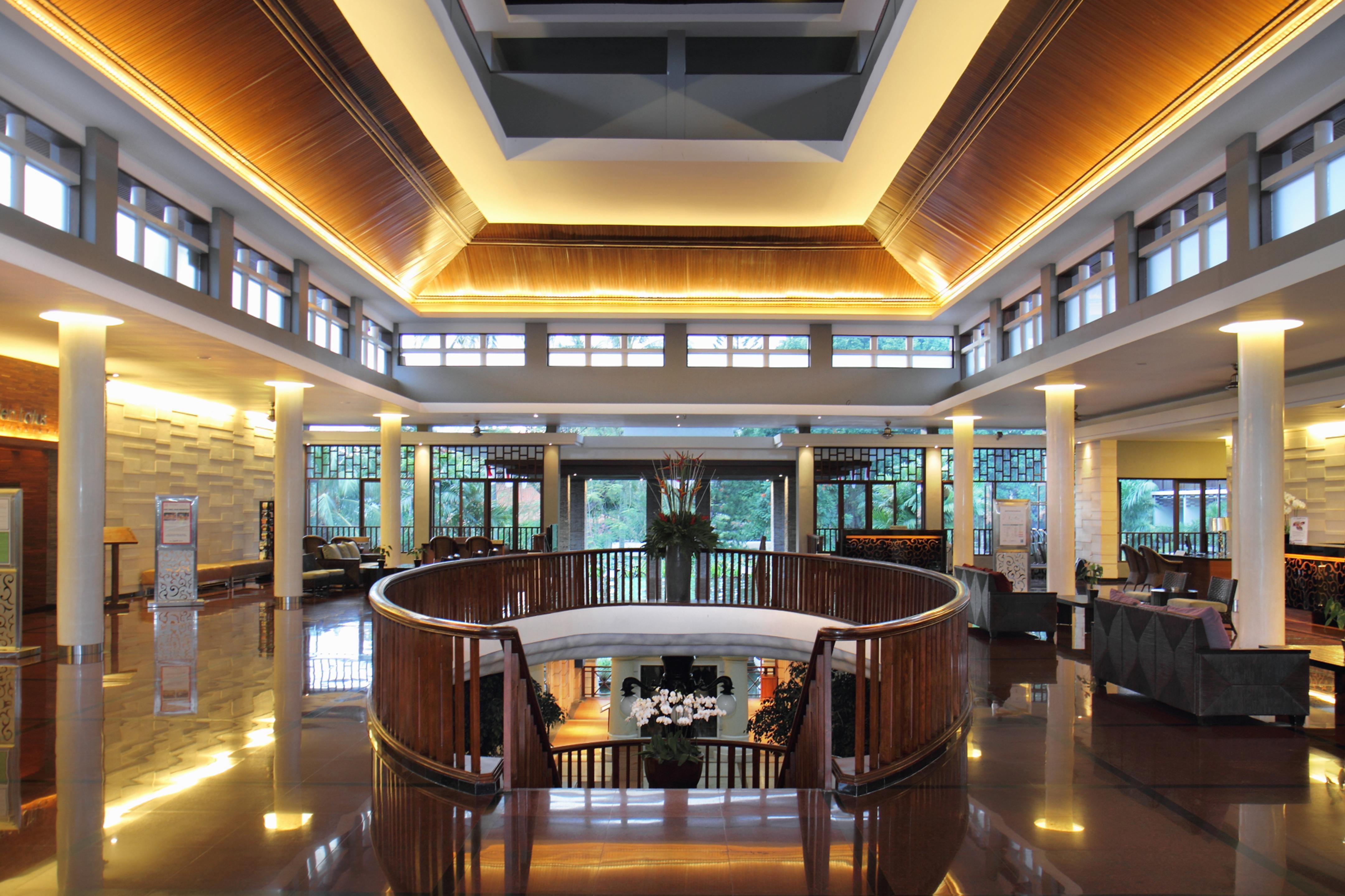 Bali Dynasty Resort กูตา ภายนอก รูปภาพ The lobby of the International School of Asia and the Pacific