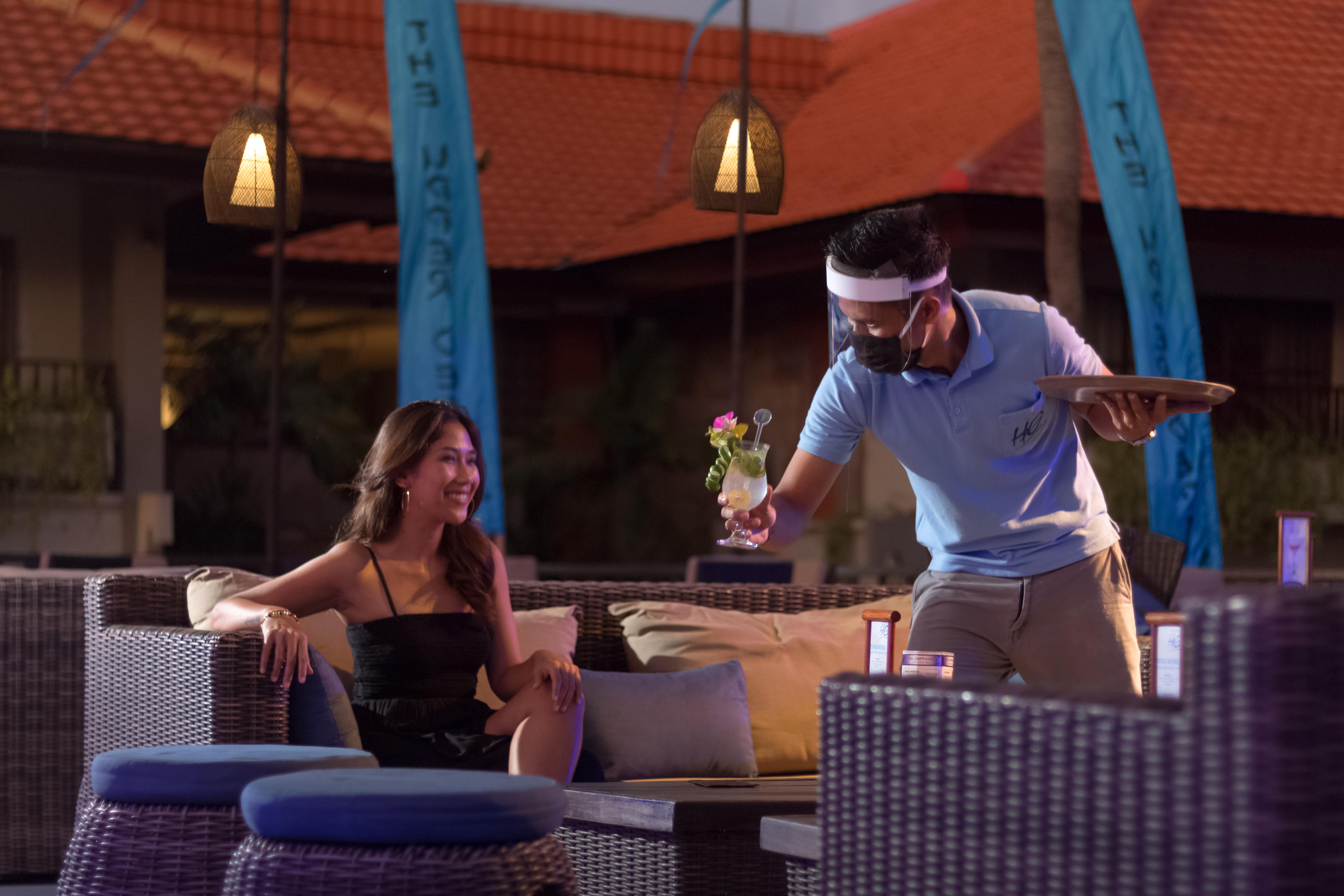 Bali Dynasty Resort กูตา ภายนอก รูปภาพ A butler serving a guest at a resort
