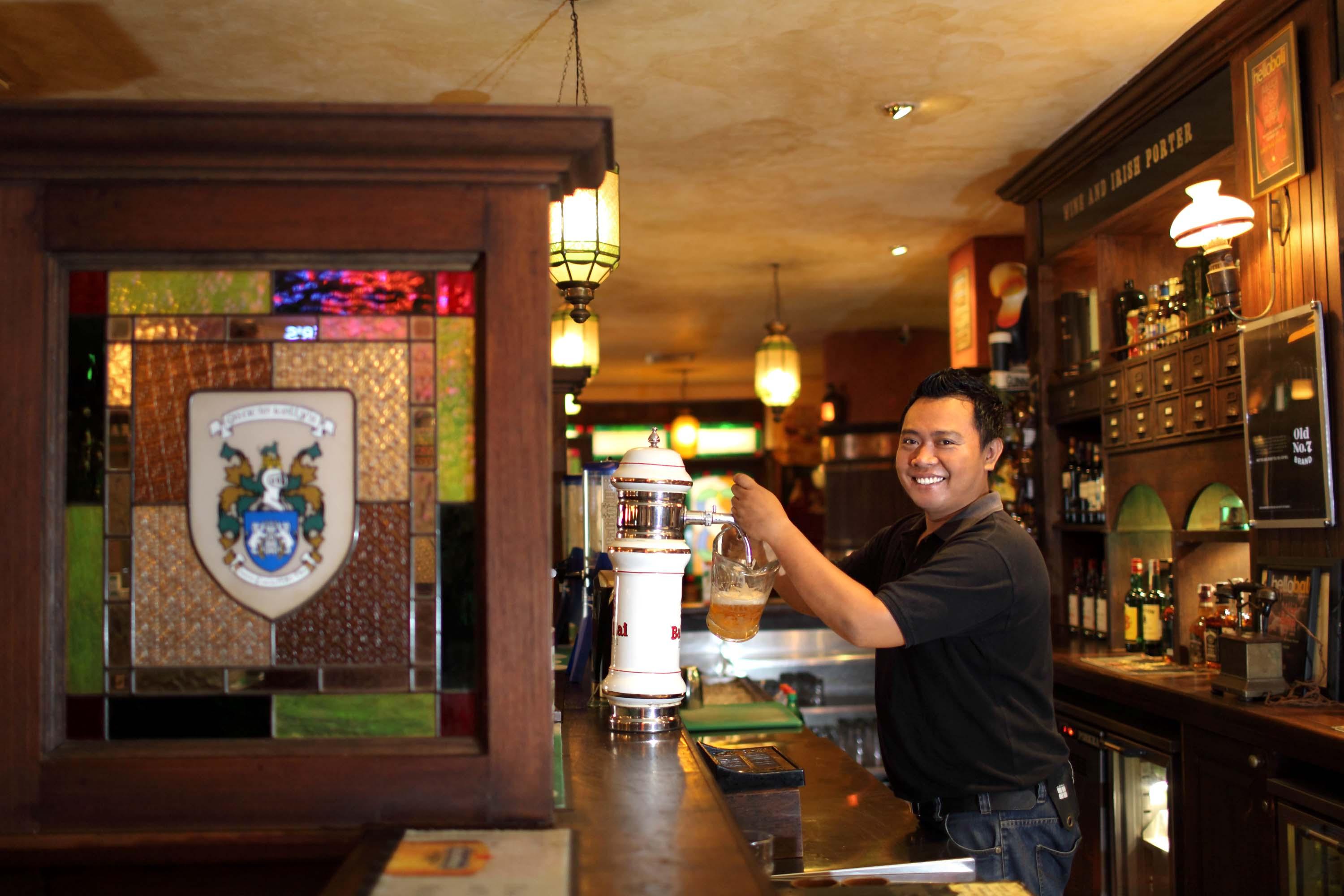 Bali Dynasty Resort กูตา ภายนอก รูปภาพ A bartender at work