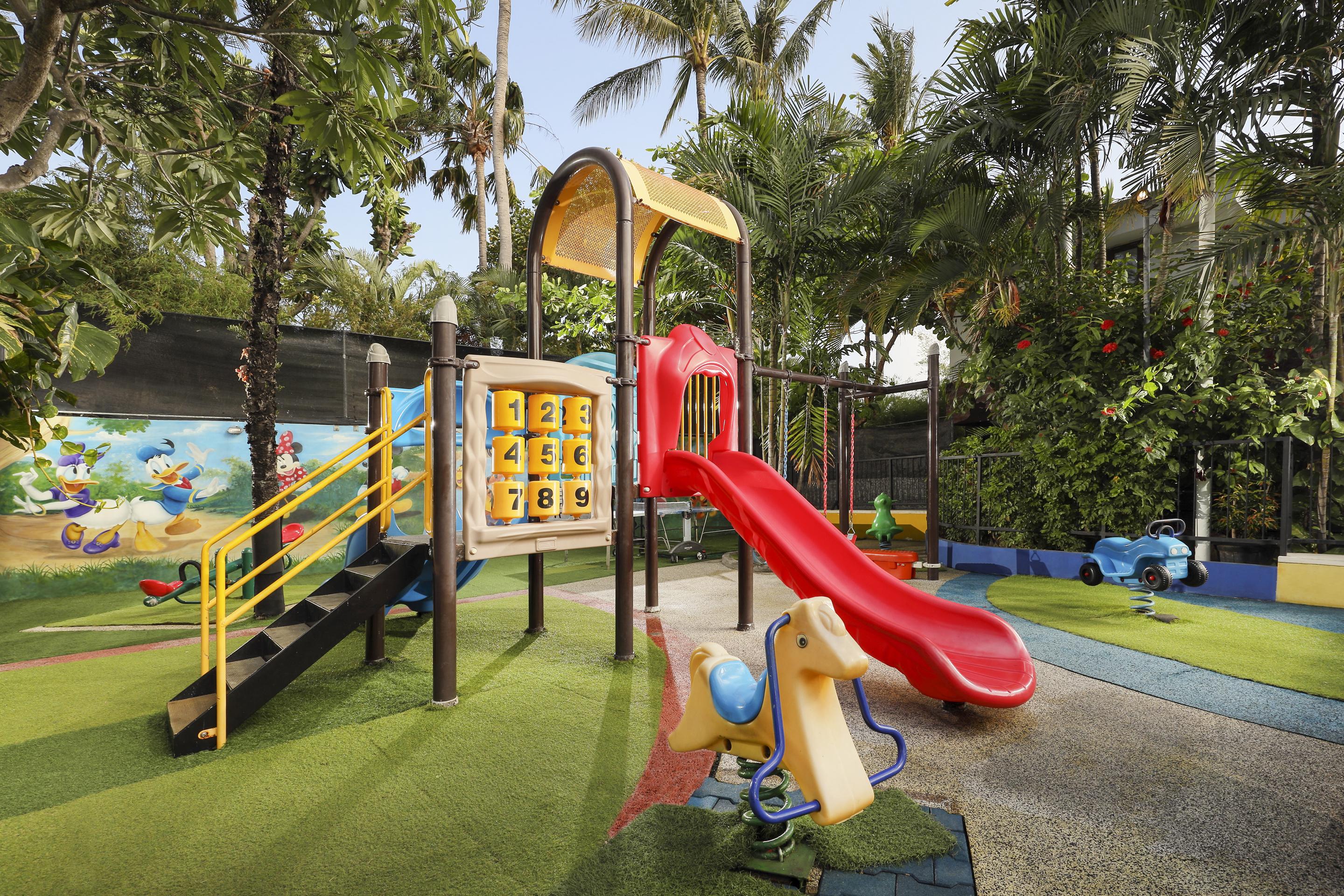 Bali Dynasty Resort กูตา ภายนอก รูปภาพ Playground at the hotel