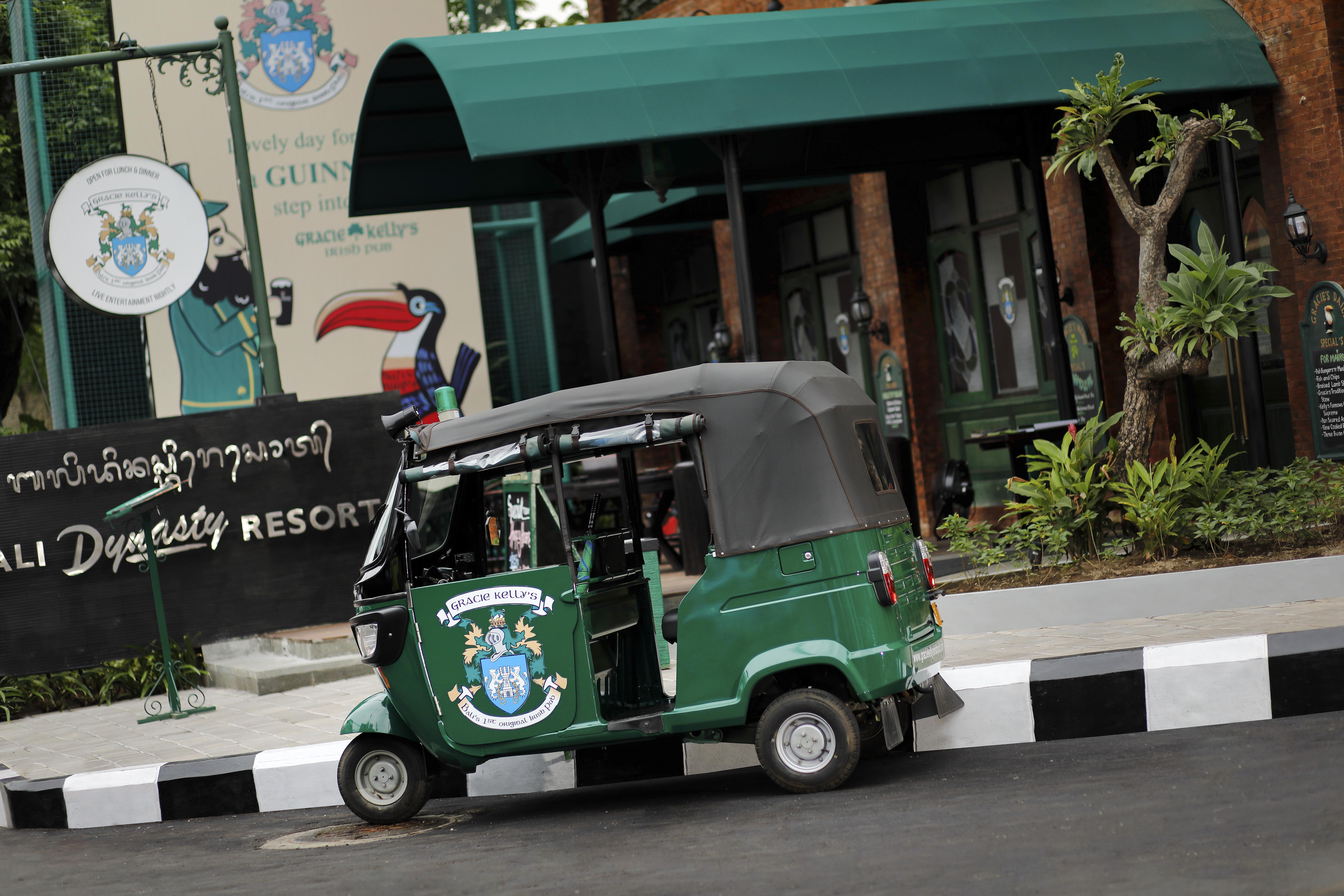 Bali Dynasty Resort กูตา ภายนอก รูปภาพ A tuk-tuk in Vientiane