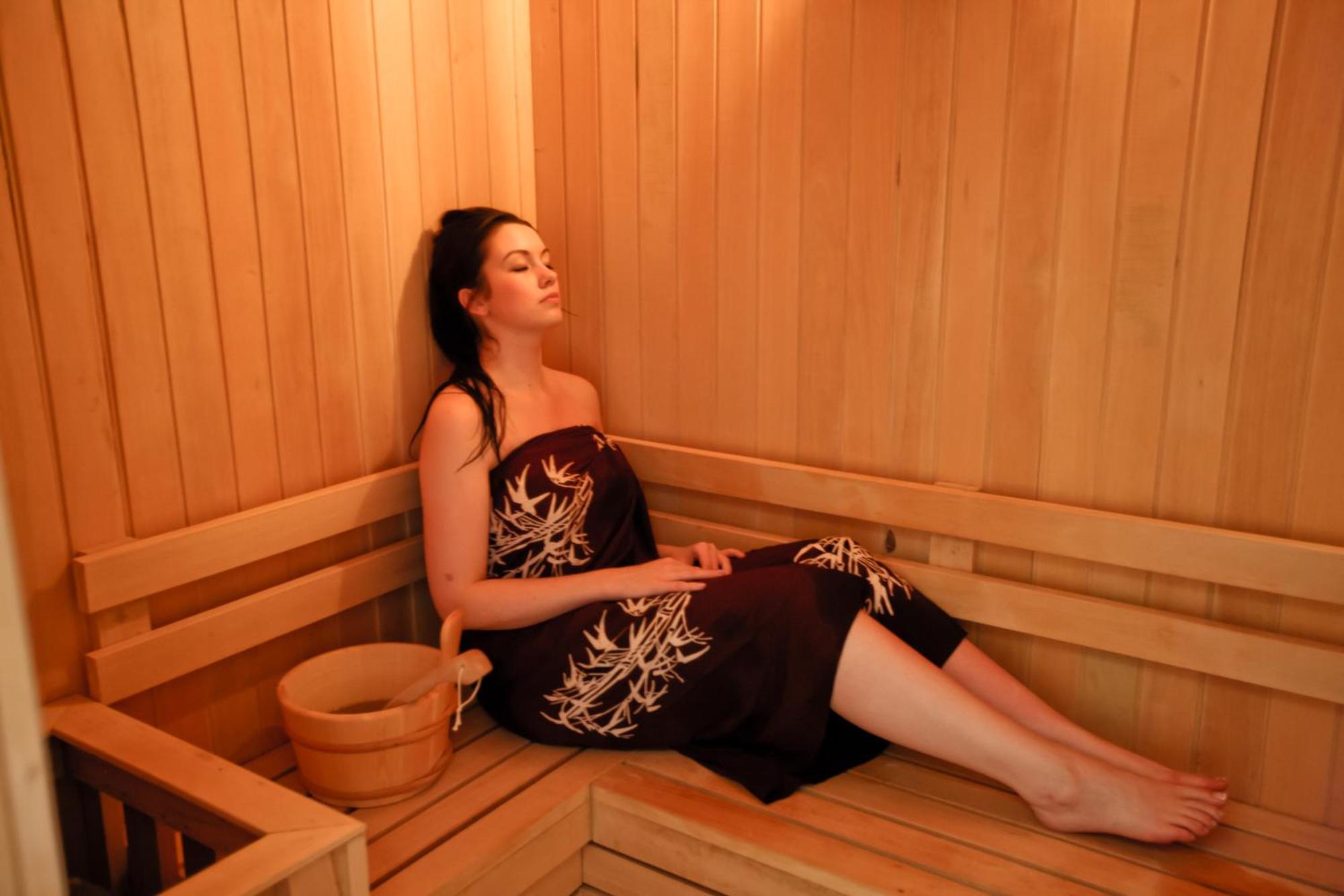 Bali Dynasty Resort กูตา ภายนอก รูปภาพ A woman in a sauna