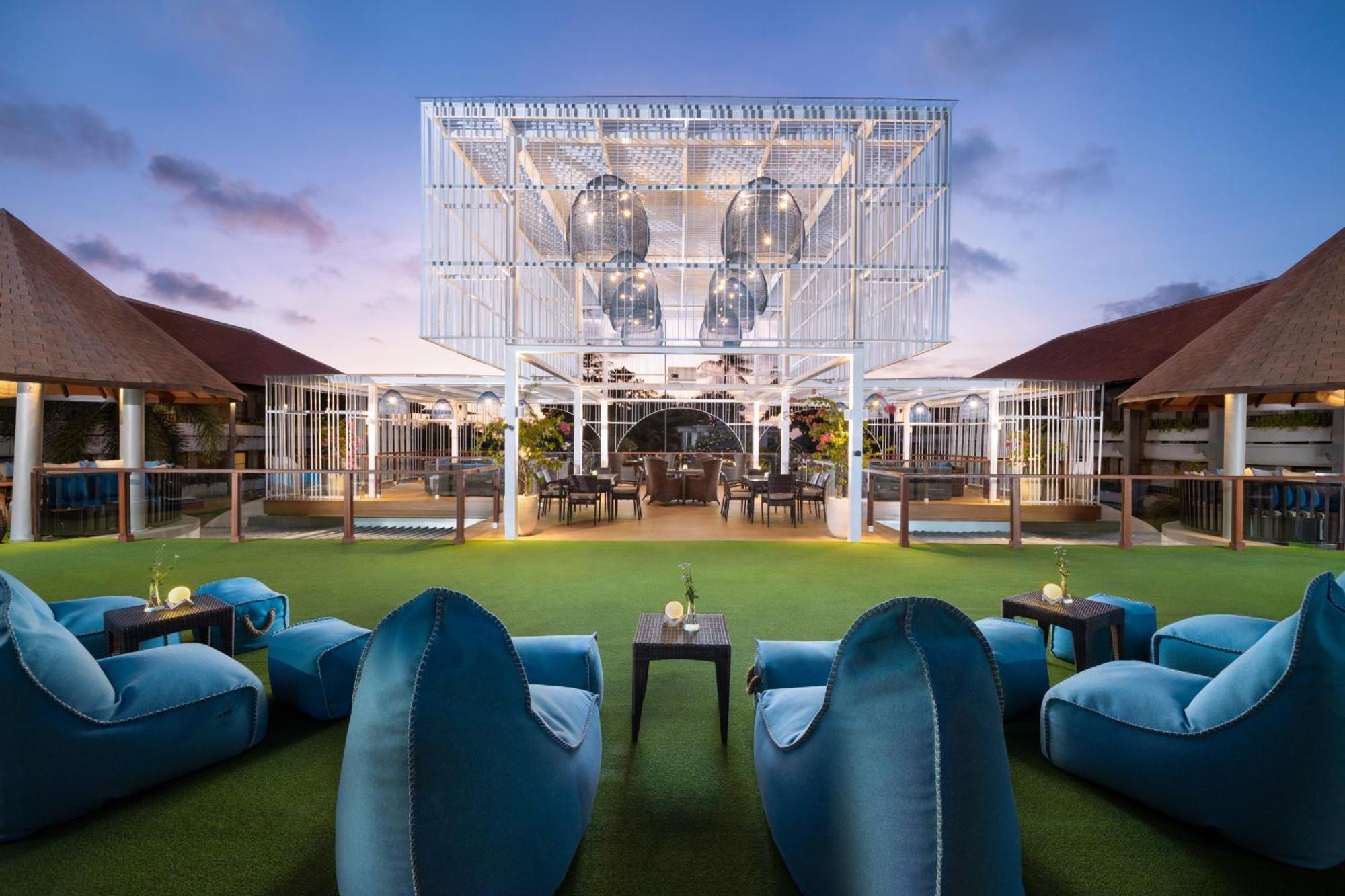 Bali Dynasty Resort กูตา ภายนอก รูปภาพ The Lawn