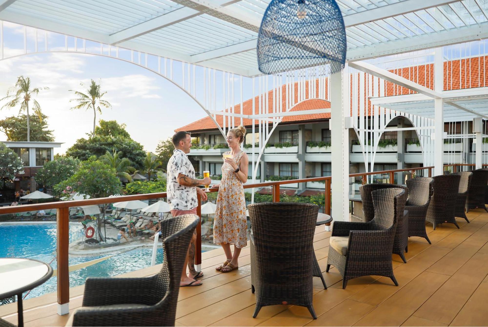 Bali Dynasty Resort กูตา ภายนอก รูปภาพ The Deck
