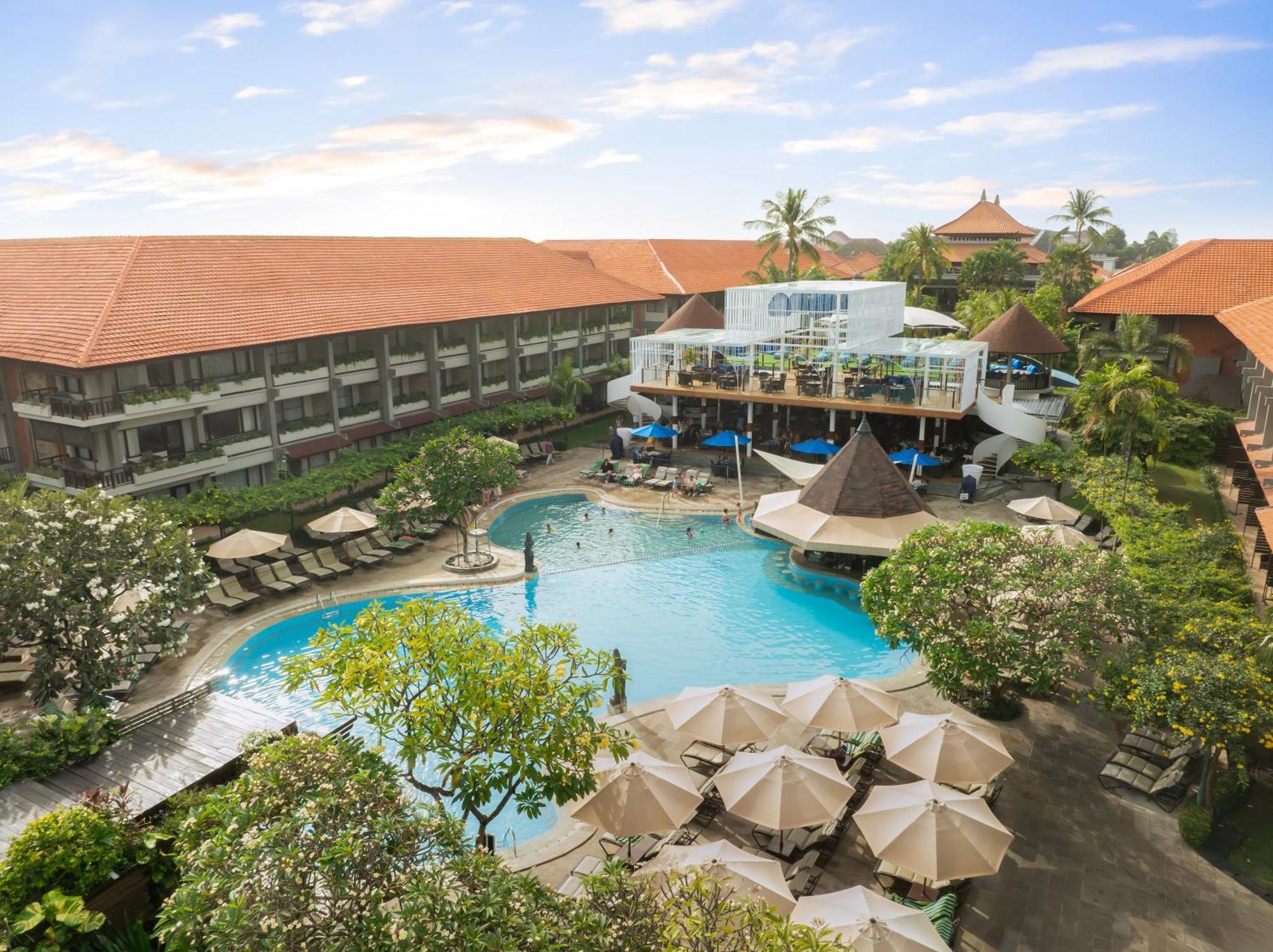 Bali Dynasty Resort กูตา ภายนอก รูปภาพ The pool at the hotel